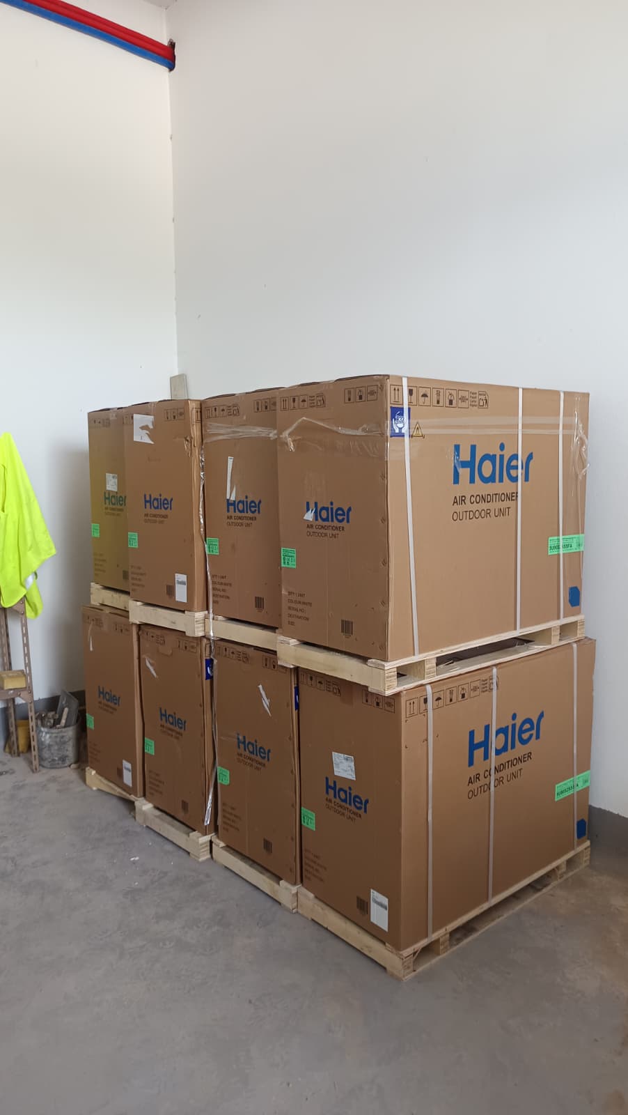 Stock Caixas HAIER Empilhadas